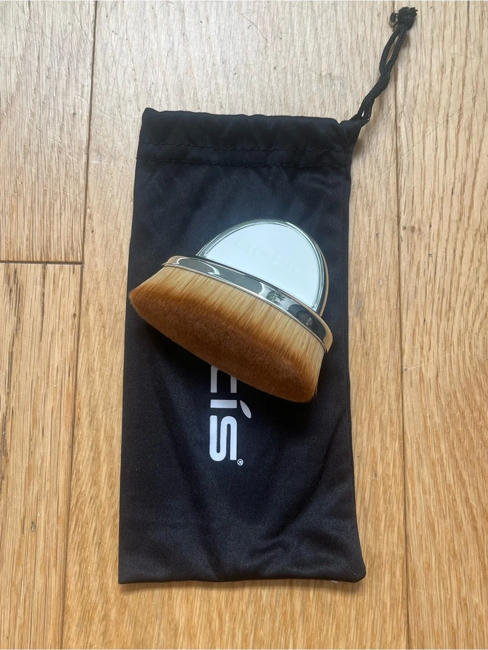 3/$15 Artis Elite Fini Brush Cosmetic Edition - White & Silver
